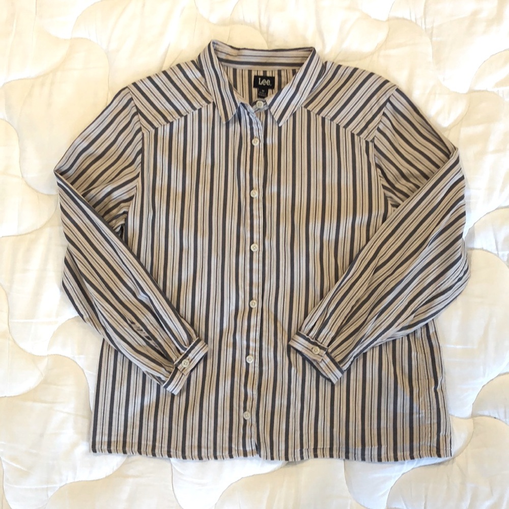 Lee button down blouse. Cute narrow cuffs. Feminine mini-pleats across back.